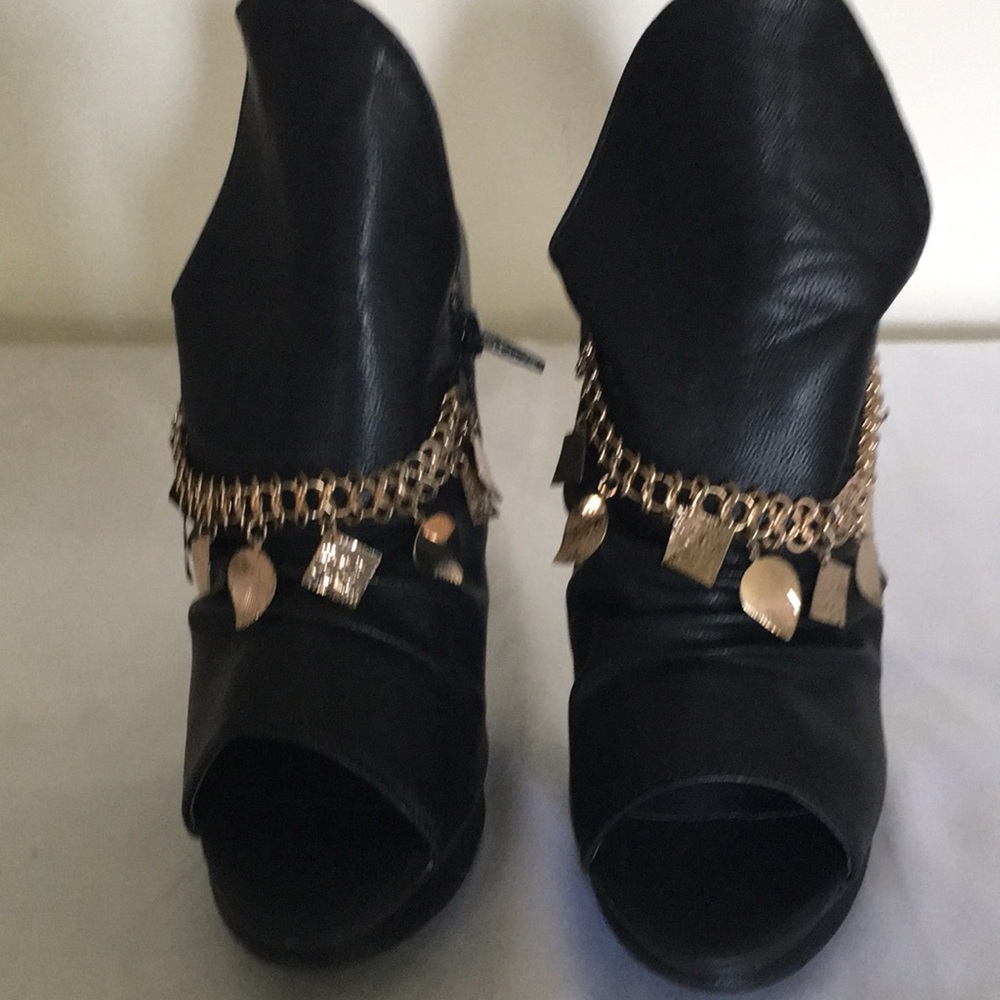 Very Cute Shully’s  Shoe. New. Black.